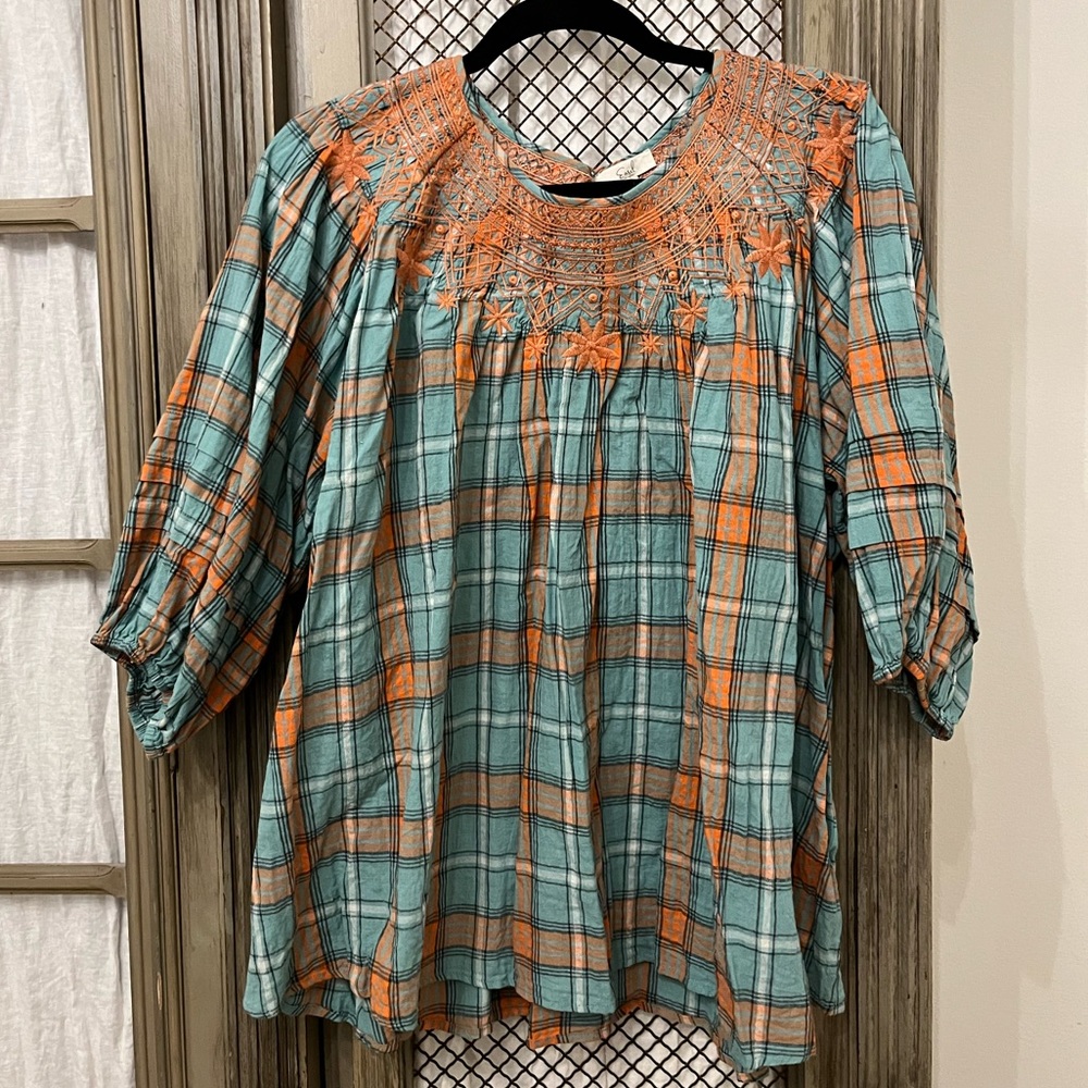 Easel green/orange top with embroidery EUC size L